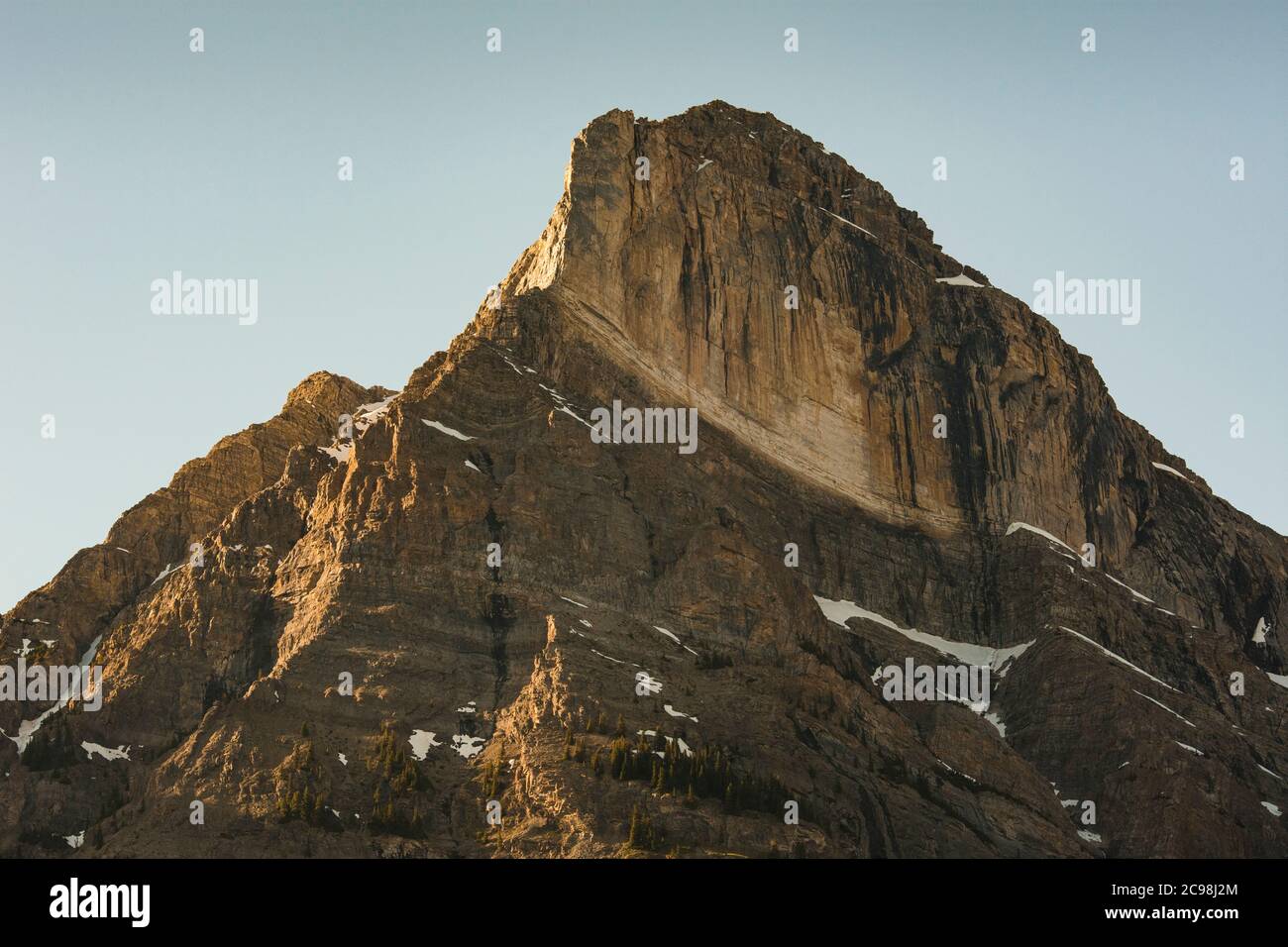 Picco di montagna in luce dorata del mattino, Canadian Rockies, Alberta, Canada Foto Stock