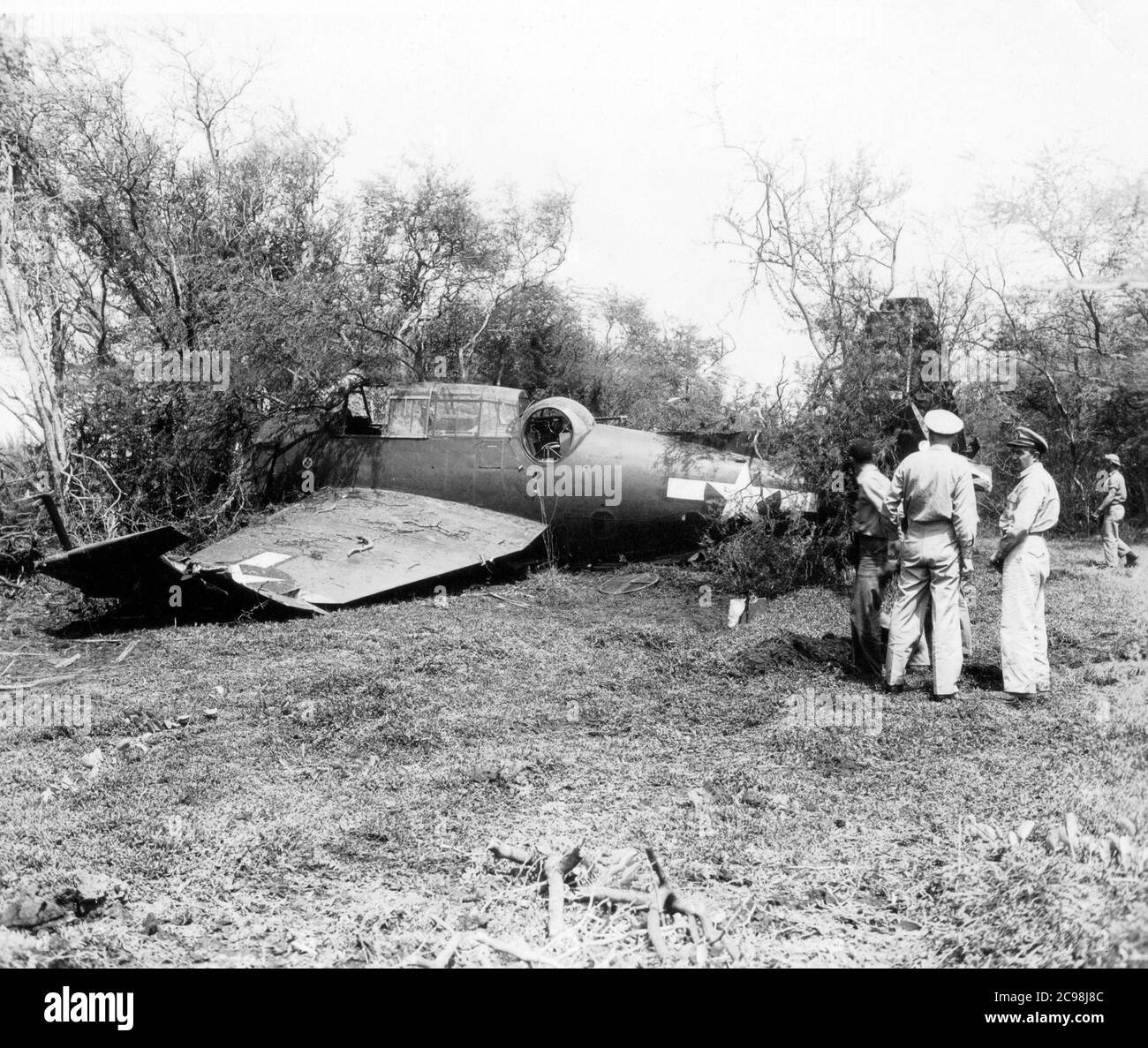 Il personale della marina statunitense progetta il salvataggio di un Grumman TBF Avenger. Guam, luglio 1945. Con l'avvicinarsi del 75° anniversario del V-J Day, la Consoli Collection ha pubblicato quattro saggi fotografici di U.S. Navy Lt. (j.g.) Giuseppe J. Consoli. Le foto sono state scattate tra luglio e dicembre 1945 nelle Isole Marianne. Documentano la vita della Marina degli Stati Uniti prima e dopo la resa giapponese. Foto Stock