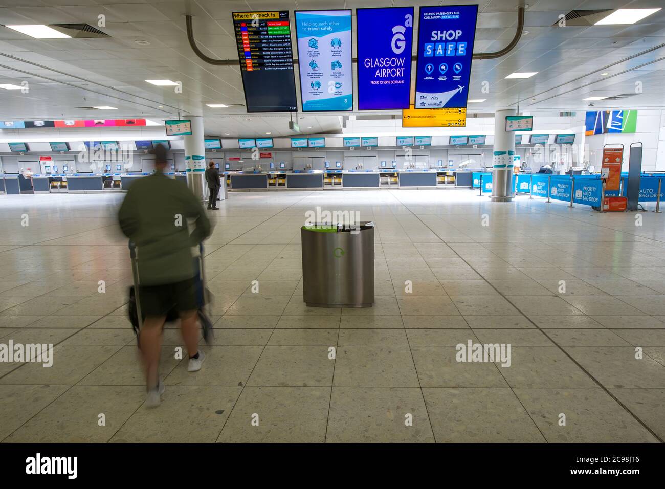 Glasgow, Scozia, Regno Unito. 29 luglio 2020 nella foto: All'interno dell'aeroporto di Glasgow. TUI ha ora annullato tutte le vacanze alle Isole Baleari e Canarie fino a martedì 4 agosto, e tutte le vacanze in Spagna continentale fino a lunedì 10 agosto. Jet2 ha annullato i voli per le Baleari e le Canarie fino al 10 agosto e i viaggi verso la Spagna continentale fino al 17 agosto. Il governo ha detto che tutti i viaggiatori di ritorno provenienti dalla Spagna, dalle Isole Canarie e dalle Isole Baleari devono isolare per 14 giorni dopo un picco di infezioni da coronavirus. Credit: Colin Fisher/Alamy Live News. Foto Stock