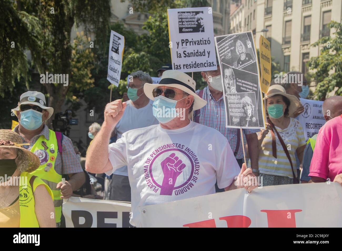 Madrid, Spagna. 29 luglio 2020. Piattaforme di pensionati provenienti da tutta la Spagna si riuniranno domani mercoledì alle porte del Congresso dei deputati per chiedere la protezione costituzionale delle pensioni. Le piattaforme hanno consegnato nei corrispondenti registri delle oltre 500,000 firme raccolte in tutte le comunità dello Stato, chiedendo la protezione costituzionale delle pensioni attraverso un adeguato articolo esecutivo. Credit: Pacific Press Media Production Corp./Alamy Live News Foto Stock