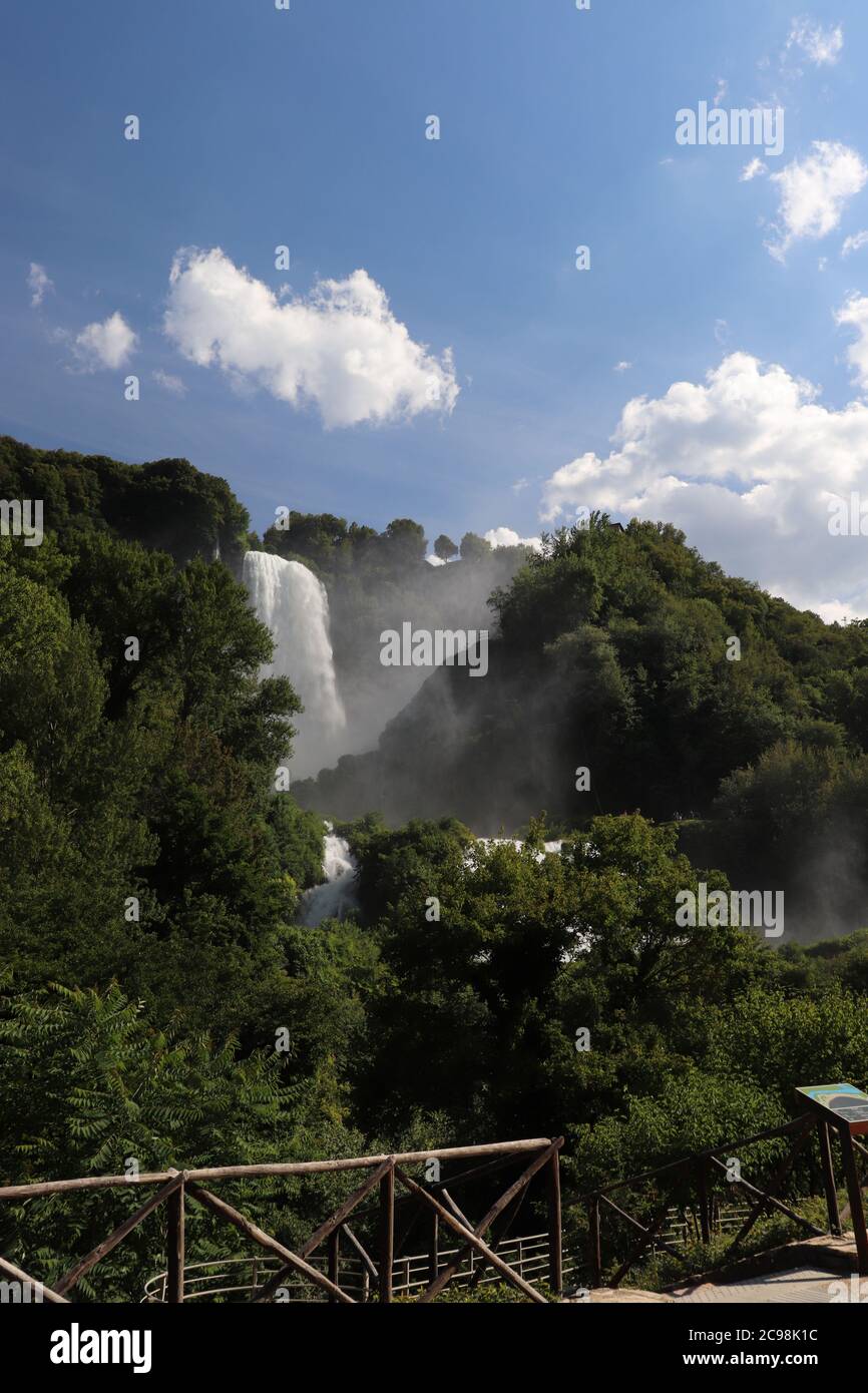 Cascata delle Marmore o cascata delle Marmore, nella valle del fiume Nera,  a Terni, Umbria, Italia. Il forte getto d'acqua genera schiuma e vapore. La  b Foto stock - Alamy