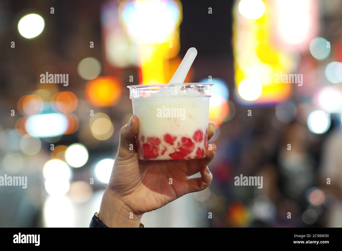 Messa a fuoco morbida, ricette Thai Dessert, Mock melograno in sciroppo di cocco o nome tailandese è 'Thapthim krop' su Bokeh sfondo. Foto Stock