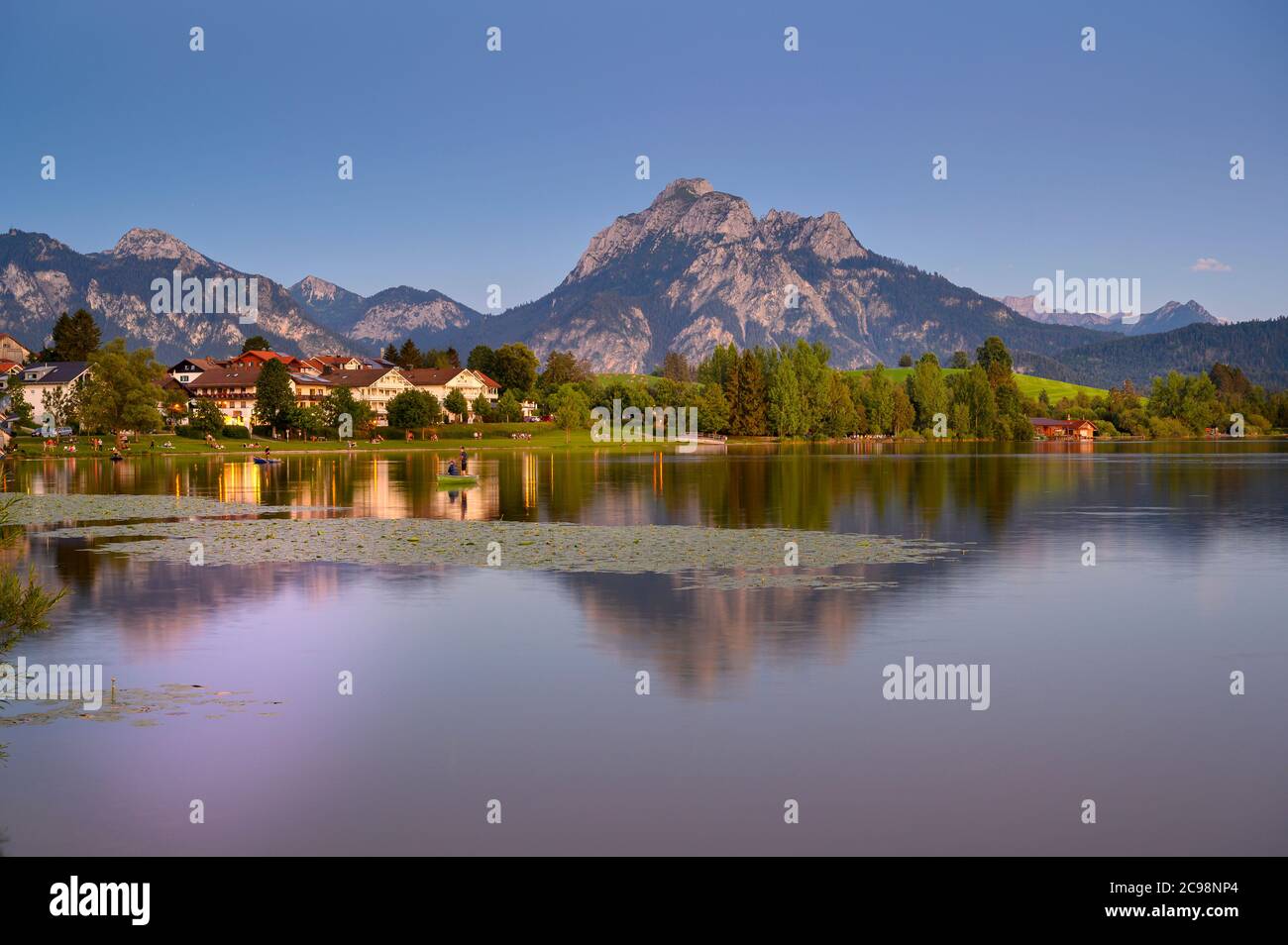 Vista sulla Hopfensee con il villaggio di Hopfen am See, sullo sfondo la montagna Säuling vicino Füssen Foto Stock