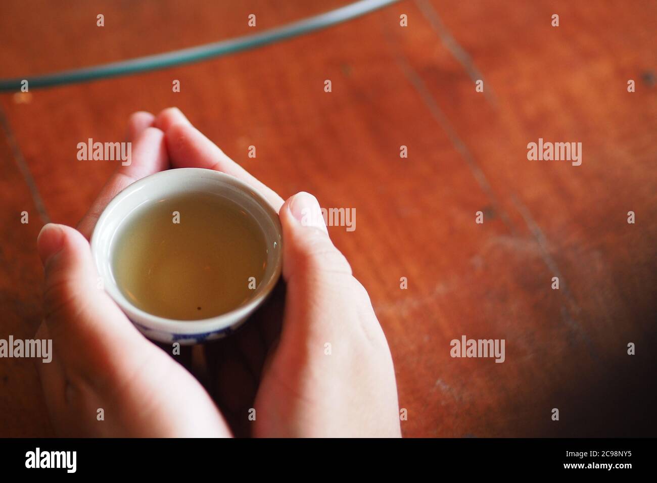 Offrì il tè all'ospite Foto Stock