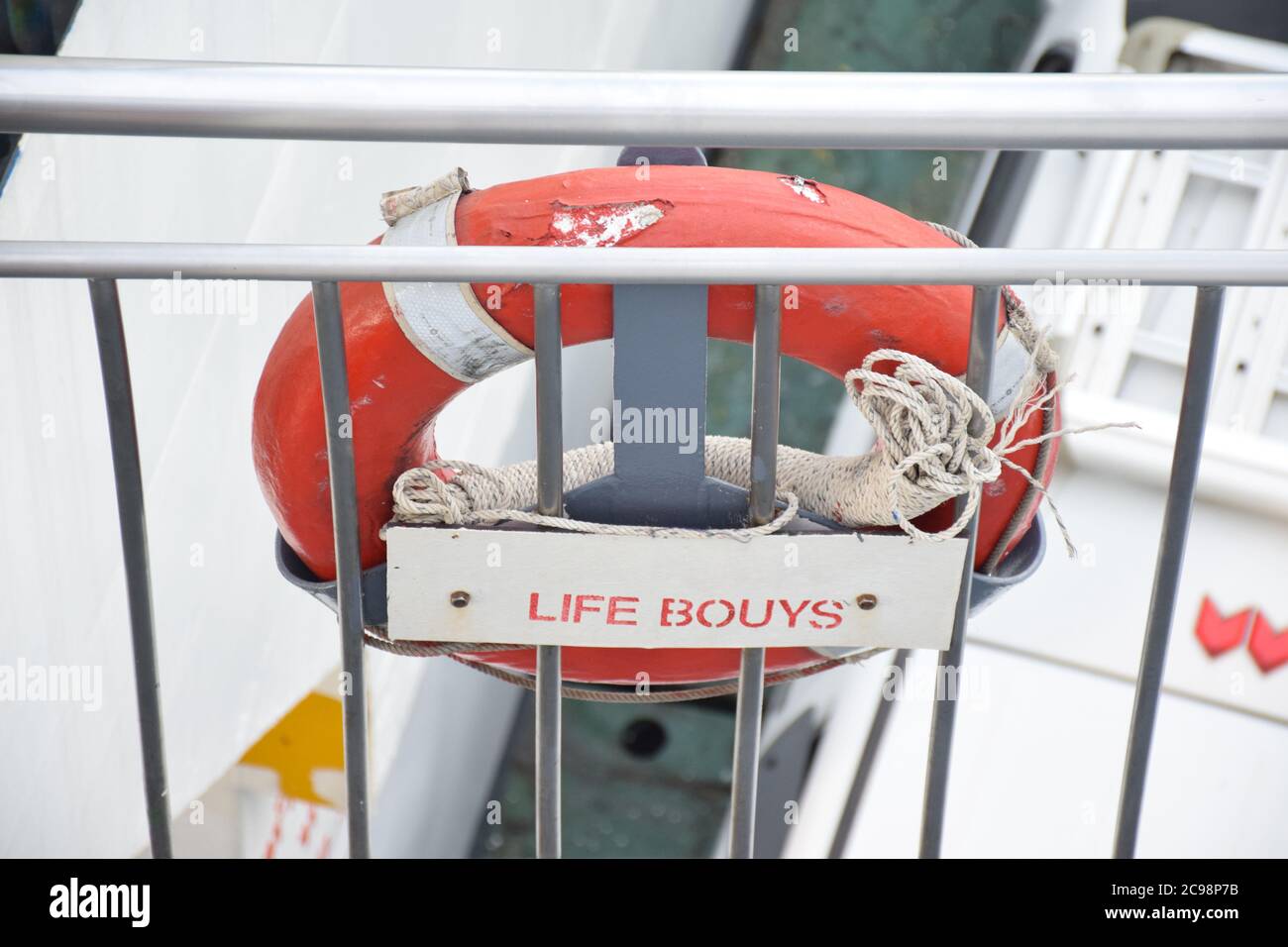 Red Life bouys per l'emergenza del mare Foto Stock