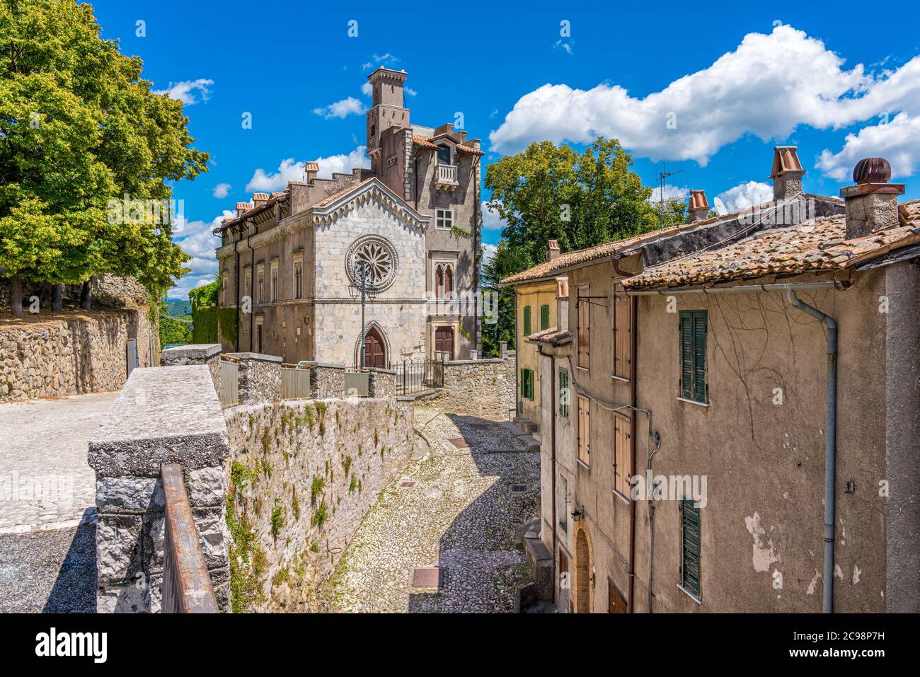 Collalto Sabino, bellissimo borgo dominato da un castello medievale. Provincia di Rieti, Lazio, Italia. Foto Stock