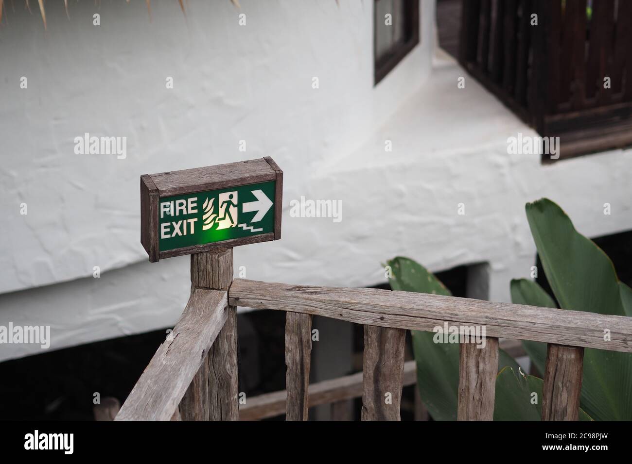 Segnale di uscita antincendio - lato destro Foto Stock