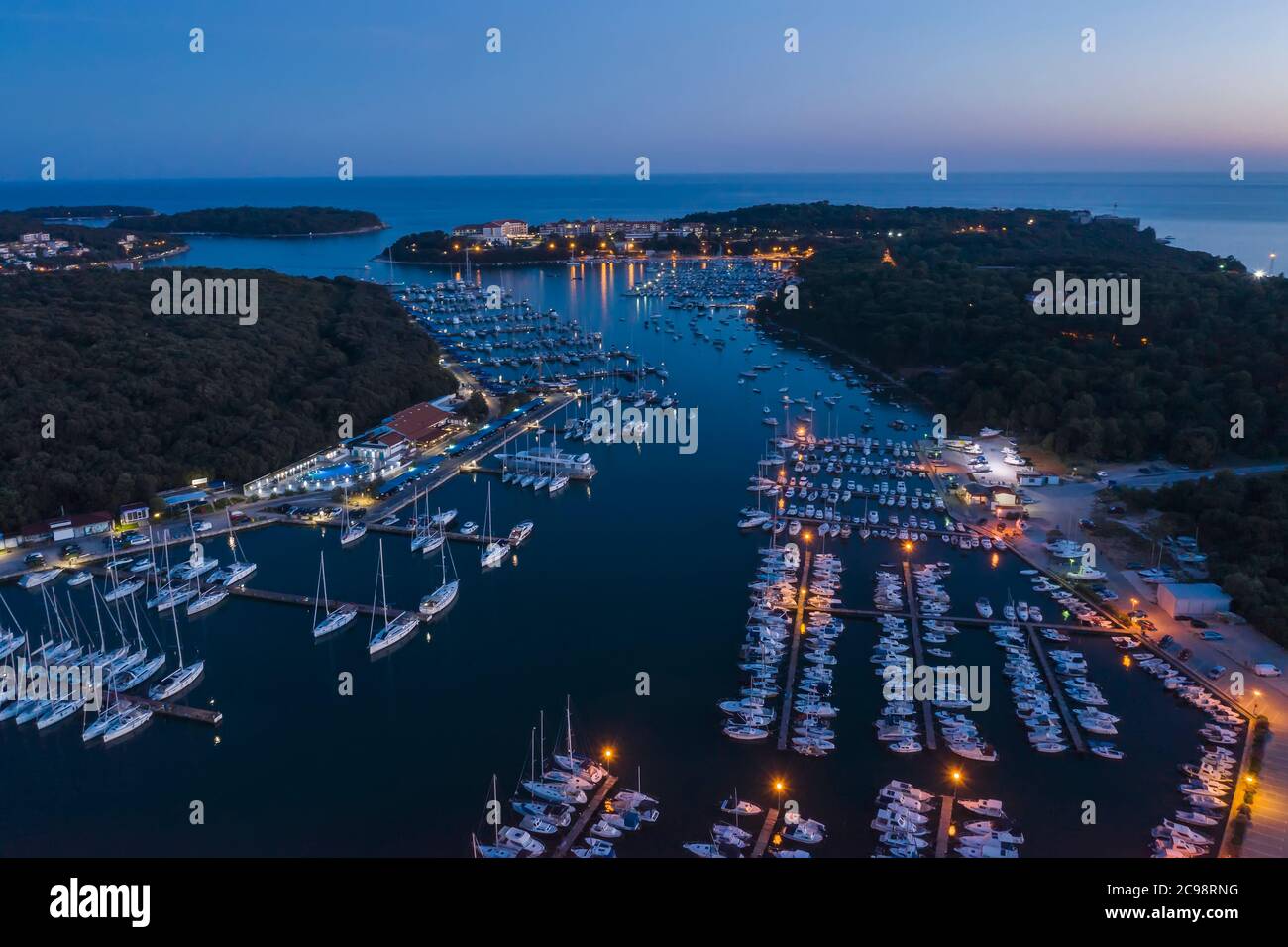 Un volo aereo al tramonto della penisola di Verudela con yacht e barche a Pola, Istria, Croazia Foto Stock