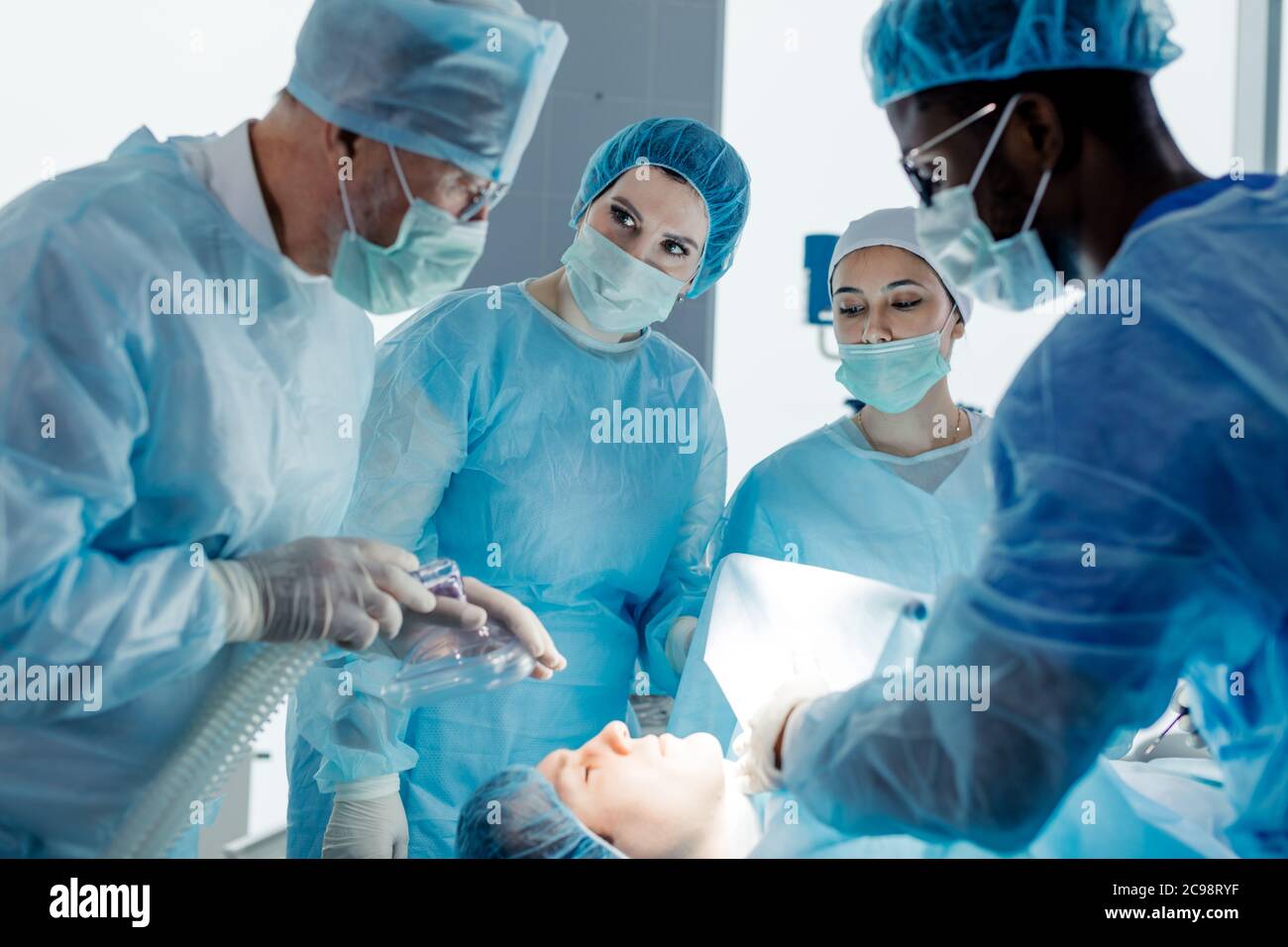 ambienti stressanti durante l'intervento. professionisti medici che eseguono la chirurgia plastica Foto Stock