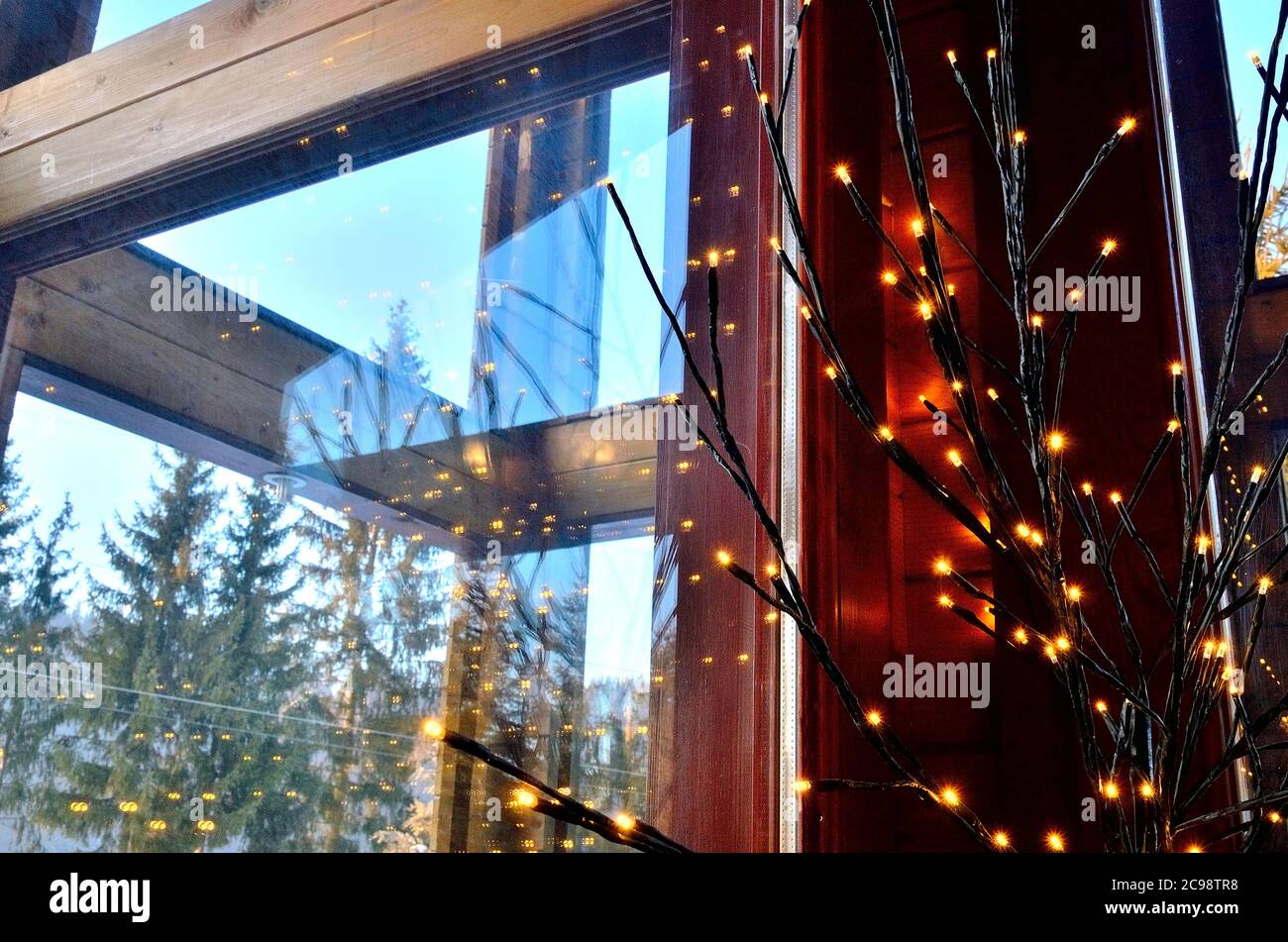 Luci festive per le vacanze al coperto a forma di albero in Transilvania. Foto Stock