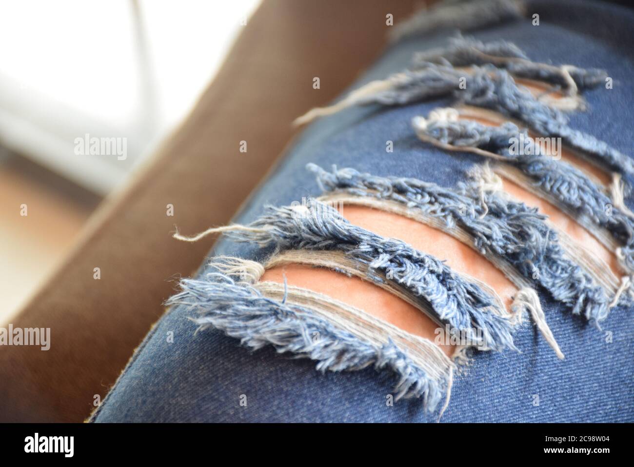 Strato di jeans strappati o jeans strappati. Foto Stock