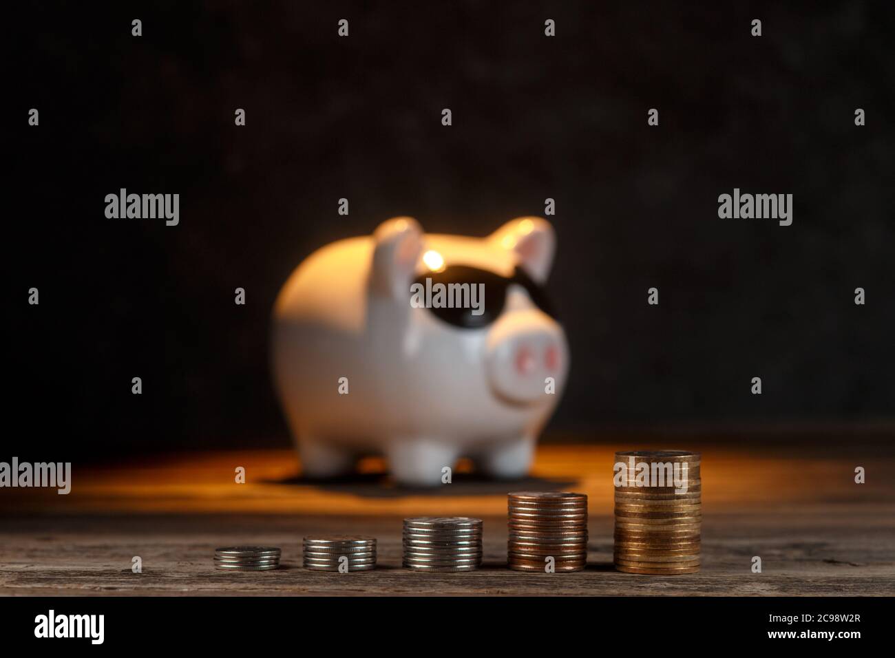 accumulo di denaro. airbag finanziario. banca piggy con monete Foto Stock