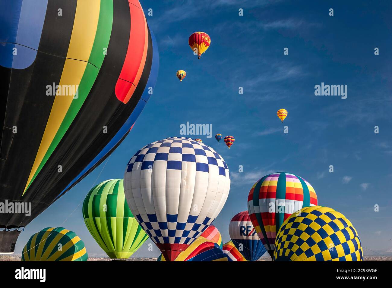 Le mongolfiere prendono l'aria, ABQ Tricentennial massa ascensione inaugurale, Balloon Fiesta Park, Albuquerque, New Mexico USA Foto Stock
