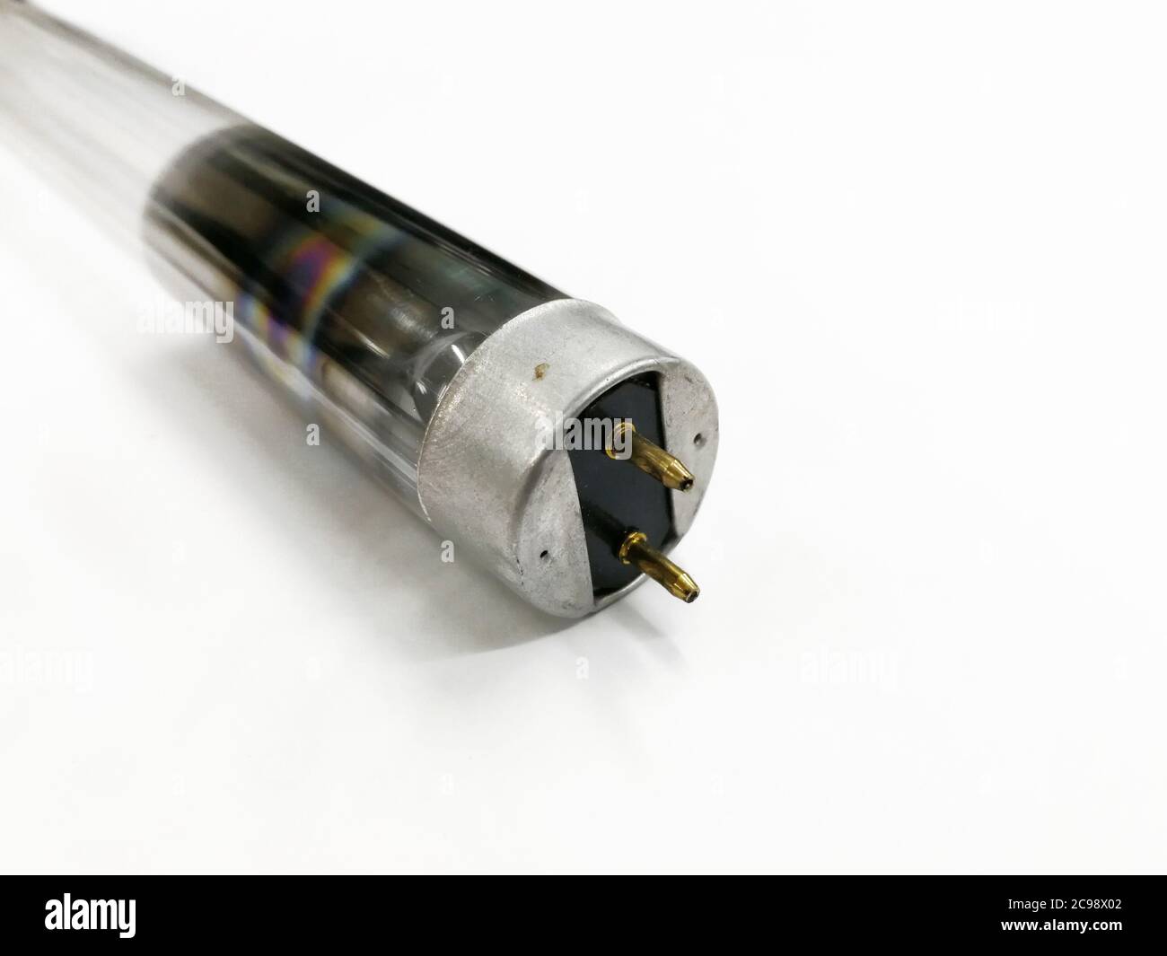 Radiazione ultravioletta o lampada UV , lampada germicida che brucia isolata su sfondo bianco. Foto Stock