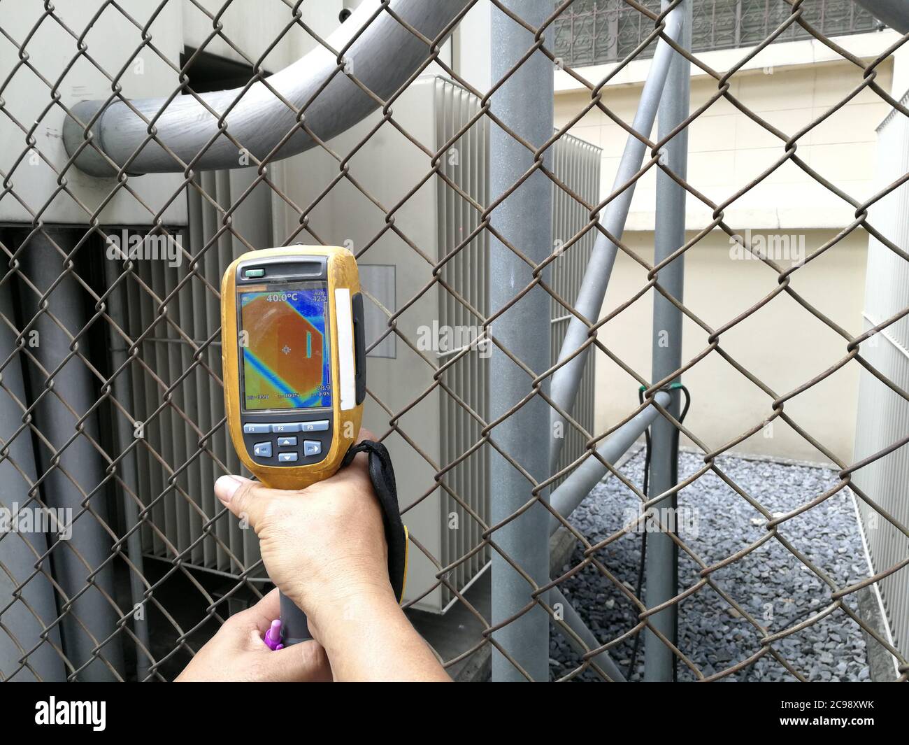 Ispezione termografica a infrarossi (ThermoScan) per trasformatore immerso in olio. Foto Stock