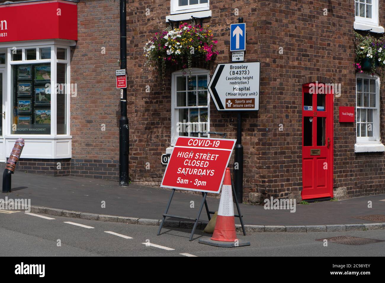 Covid-19, High Street chiuso il cartello del sabato. Bridgenorth. Worcestershire. REGNO UNITO Foto Stock