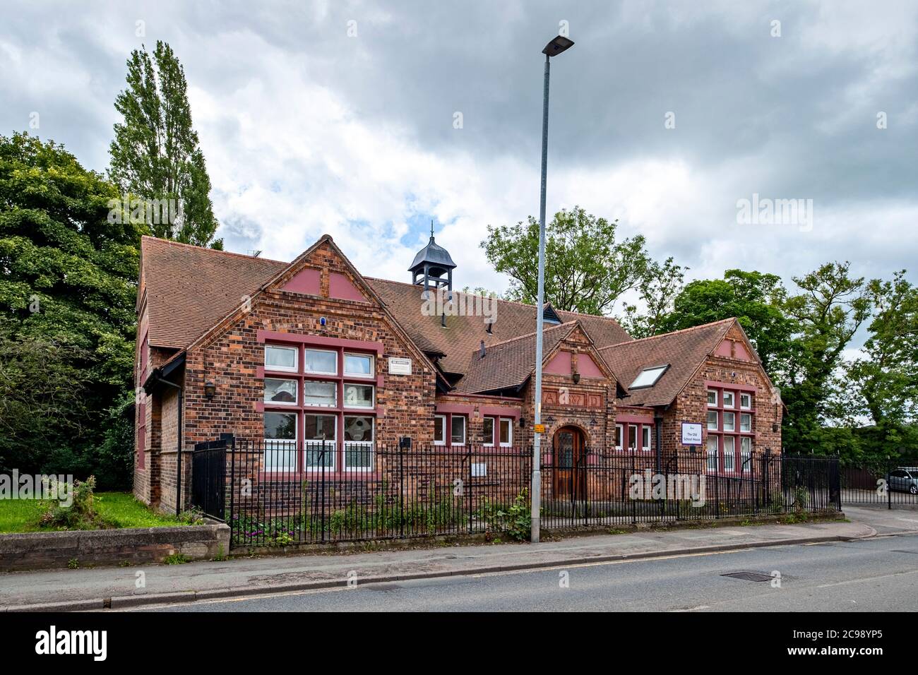 La Old School House, convertita in appartamenti, in West Street Crewe Cheshire UK Foto Stock