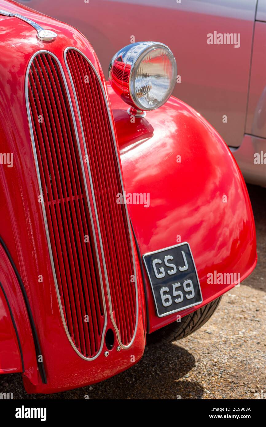 La griglia anteriore e il cofano di un'auto Ford popolare degli anni '50 e '60 Foto Stock