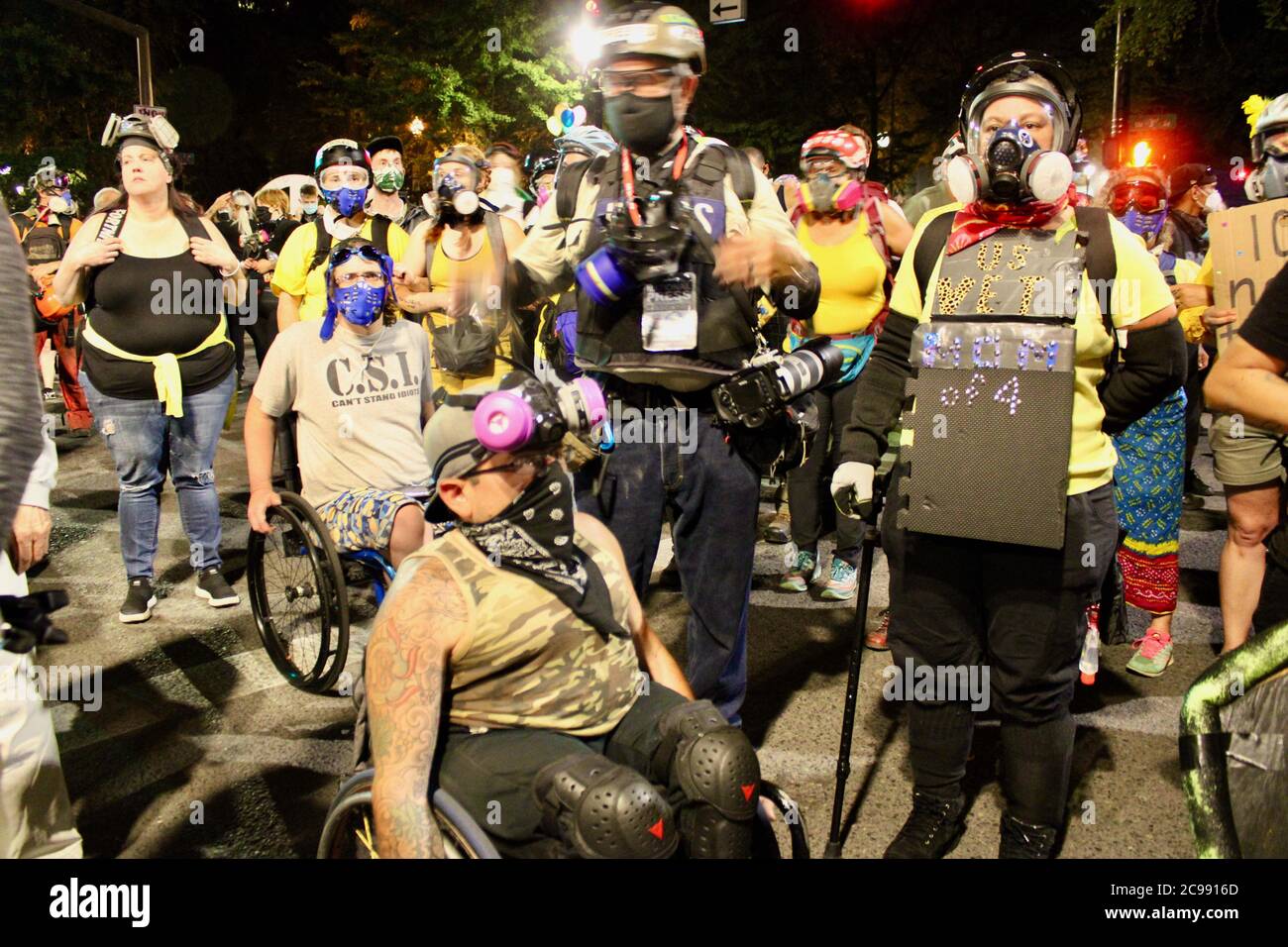 28 luglio 2020, Portland, Oregon, U.S: Proteste di Portland: Le madri e i veterani indossano armature fatte in casa, maschere a gas, omaggi di sicurezza e cappelli duri come stanno in prima linea della guerra tra il governo federale e la città di Portland, Usando i propri corpi bianchi come scudi per proteggere i manifestanti più pacifici della materia delle vite nere che sono attaccati con proiettili, gas lacrimogeni e bangs di flash ogni notte per ora da quando i Feds sono arrivati. Gli Agenti federali non hanno esitato a sparare e a gassare, causando gravi lesioni. Ogni notte, ancora più si uniscono ai loro ranghi. (Imag. Credito Foto Stock