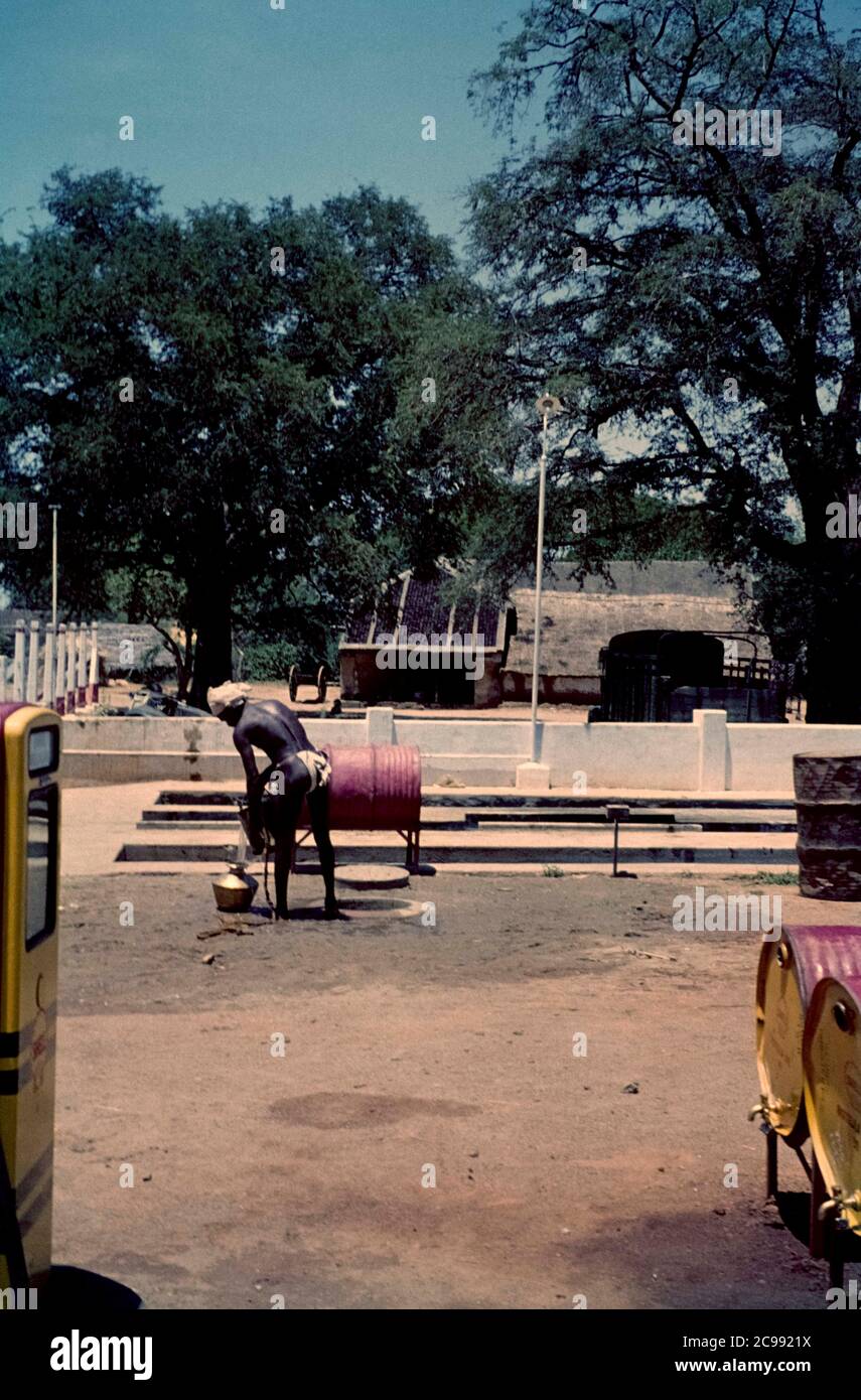 Un distributore di benzina da qualche parte a Tamil Nadu, India, 1961/1962 Foto Stock