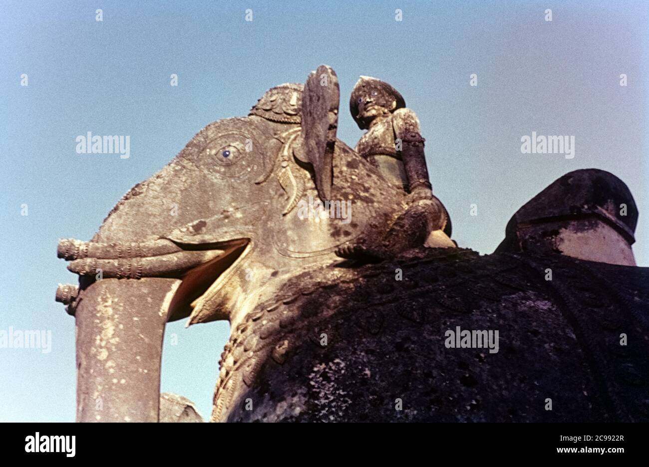 Dettaglio di una statua di un tempio abbandonato. Un uomo è seduto su un elefante, entrambi con occhi blu. Tamil Nadu, India, 1961/1962 Foto Stock