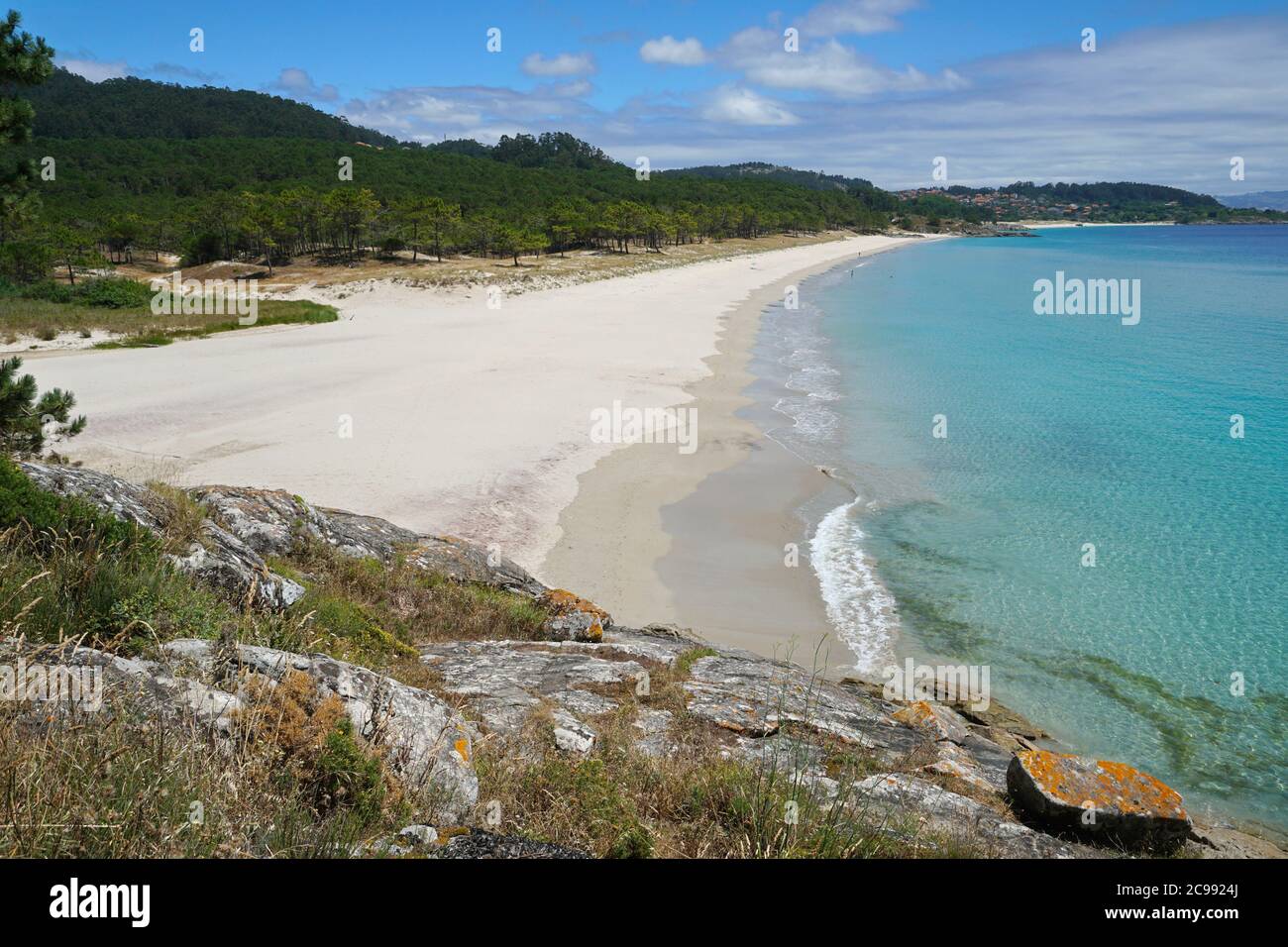Bellissima spiaggia di sabbia sulla costa della Galizia, Spagna, Oceano Atlantico, Praia de barra, Cangas de Morrazo, provincia di Pontevedra Foto Stock