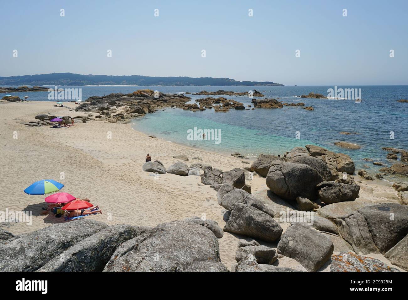 Spiaggia di sabbia con rocce in estate sulla costa della Galizia, Spagna, Oceano Atlantico, Bueu, provincia di Pontevedra, Praia de Lagos Foto Stock