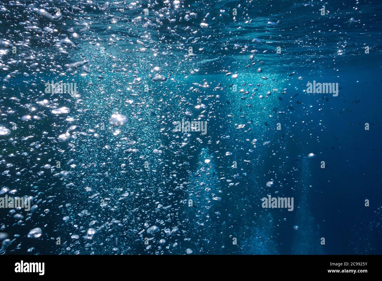 Bolle d'aria sotto l'acqua che sale alla superficie dell'acqua, scenario naturale, Mar Mediterraneo Foto Stock