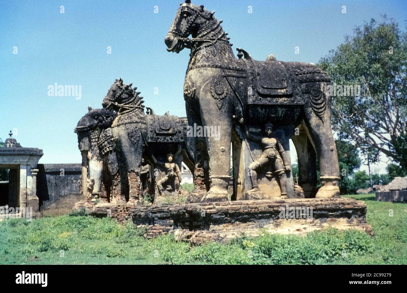 Tempio rurale con statue di cavalli e un elefante di fronte. Tamil Nadu, India, 1961/1962 Foto Stock
