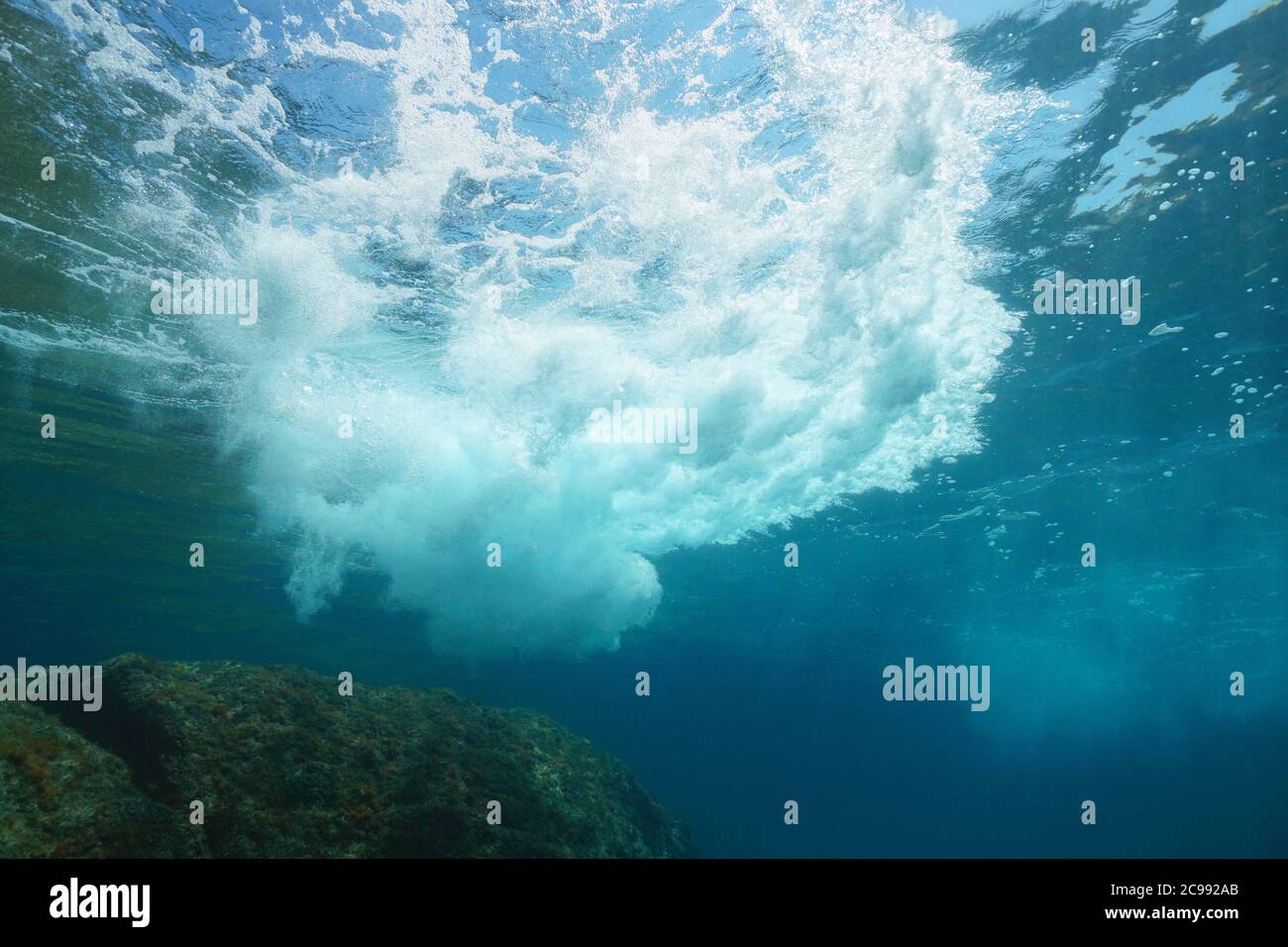 Schiuma subacquea di mare fatta da rottura delle onde, mare Mediterraneo Foto Stock