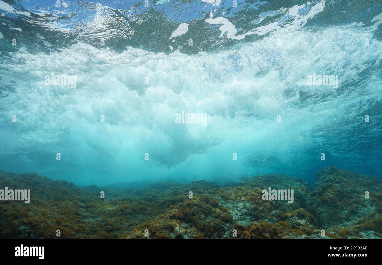 Onde di mare che si infrangono su roccia sotto la superficie dell'acqua, Mar Mediterraneo Foto Stock