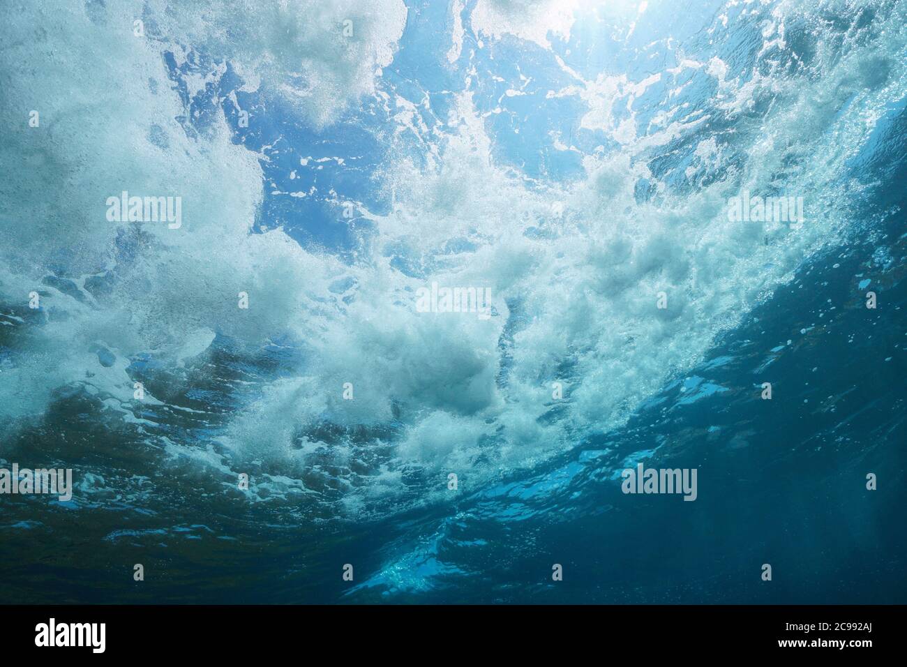 Schiuma subacquea di mare fatta da rottura delle onde visto da sotto la superficie dell'acqua, scena naturale, Mar Mediterraneo Foto Stock