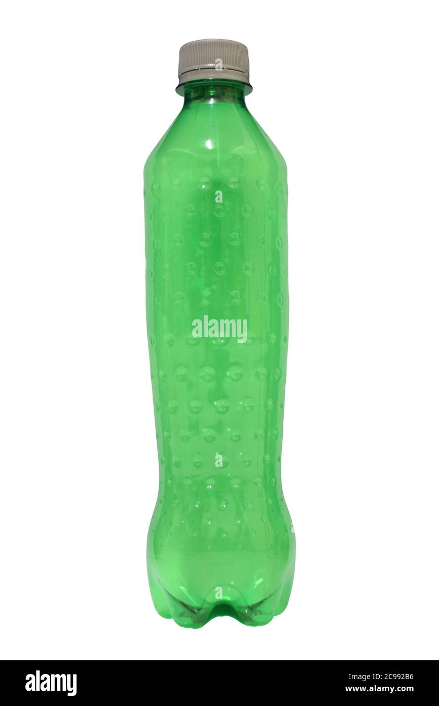 Una piccola bottiglia di plastica verde piena d'acqua isolata Sfondo bianco con tracciato di ritaglio Foto Stock