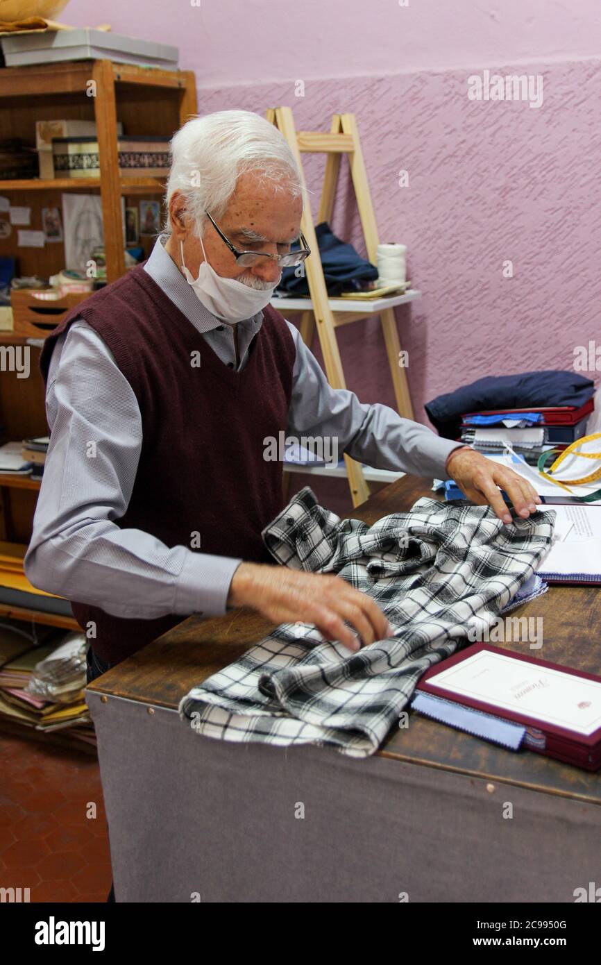 SÃO PAULO, SP - 29.07.2020: FALTA DE CRÉDITO Afeta COMERCIANTE DE SP - crisi economica causata dalla pandemia del nuovo coronavirus colpisce l'attività di pensionato sarto che vende camicie a Vila Romana, a São Paulo. Odinei Pedroso, 90 anni, ha anche chiesto un prestito di 1800 reais da una banca privata, ma l'istituzione finanziaria lo ha negato. Con le vendite in calo, che ha provocato soltanto 6 camicie che lasciano negli ultimi quattro mesi, la piccola impresa è in pericolo di andare in bancarotta. Prima della pandemia, il tradeneven del sig. Odinei ha venduto fino a 25 camicie al mese. Attualmente, senza capitale circolante e senza cliente Foto Stock