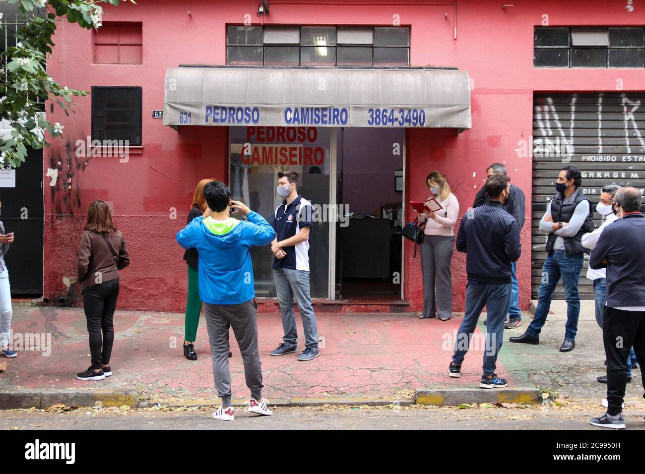 SÃO PAULO, SP - 29.07.2020: FALTA DE CRÉDITO Afeta COMERCIANTE DE SP - crisi economica causata dalla pandemia del nuovo coronavirus colpisce l'attività di pensionato sarto che vende camicie a Vila Romana, a São Paulo. Odinei Pedroso, 90 anni, ha anche chiesto un prestito di 1800 reais da una banca privata, ma l'istituzione finanziaria lo ha negato. Con le vendite in calo, che ha provocato soltanto 6 camicie che lasciano negli ultimi quattro mesi, la piccola impresa è in pericolo di andare in bancarotta. Prima della pandemia, il tradeneven del sig. Odinei ha venduto fino a 25 camicie al mese. Attualmente, senza capitale di esercizio e senza clienti, d Foto Stock