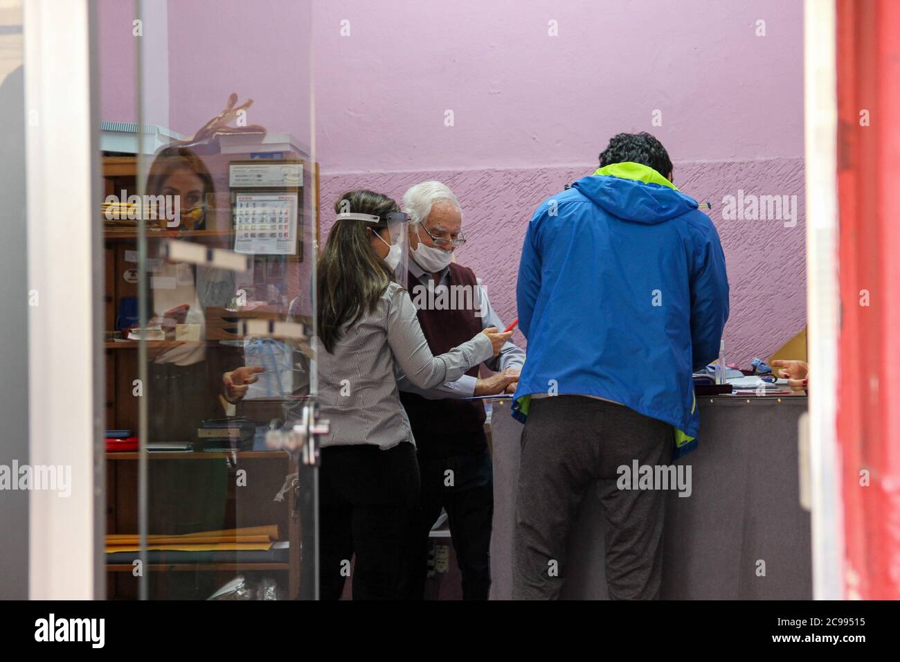 SÃO PAULO, SP - 29.07.2020: FALTA DE CRÉDITO Afeta COMERCIANTE DE SP - crisi economica causata dalla pandemia del nuovo coronavirus colpisce l'attività di pensionato sarto che vende camicie a Vila Romana, a São Paulo. Odinei Pedroso, 90 anni, ha anche chiesto un prestito di 1800 reais da una banca privata, ma l'istituzione finanziaria lo ha negato. Con le vendite in calo, che ha provocato soltanto 6 camicie che lasciano negli ultimi quattro mesi, la piccola impresa è in pericolo di andare in bancarotta. Prima della pandemia, il tradeneven del sig. Odinei ha venduto fino a 25 camicie al mese. Attualmente, senza lavoro e senza clienti, d Foto Stock