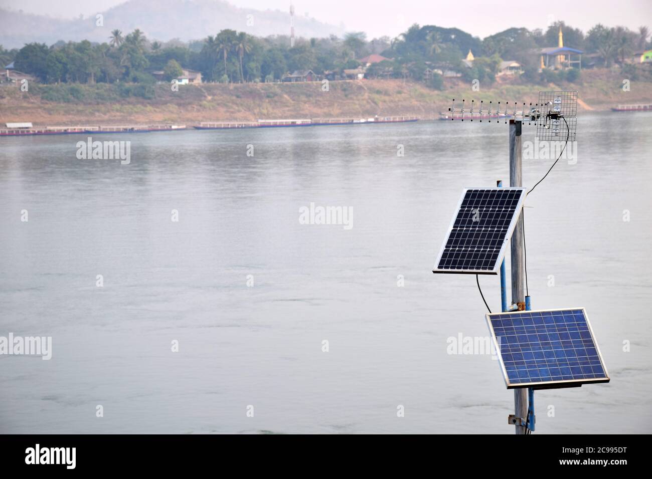 Le celle fotovoltaiche, costituite principalmente da silicio, catturano la luce solare e la trasformano in elettricità per le campagne Foto Stock