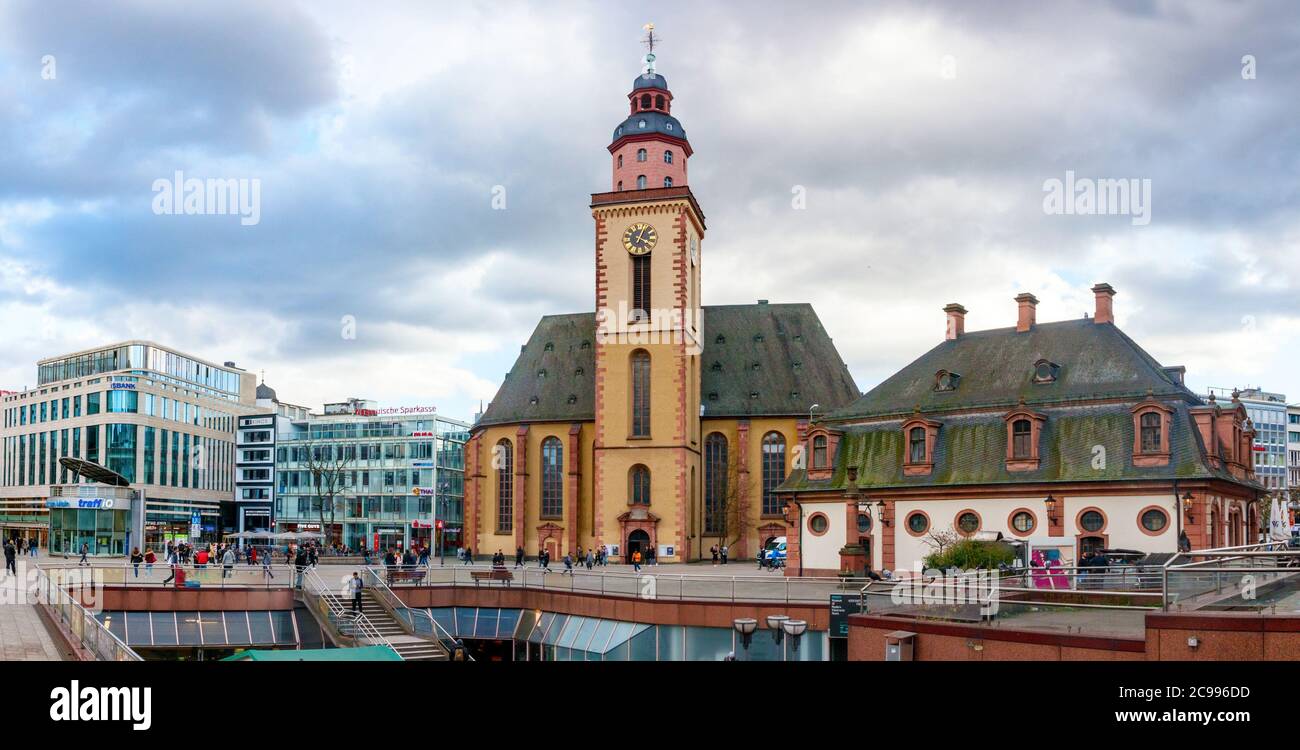 Centro di Francoforte. Vista panoramica su piazza Hauptwache con negozi, la Katharinenkirche, l'ex guardia e Das Loch. Germania. Foto Stock