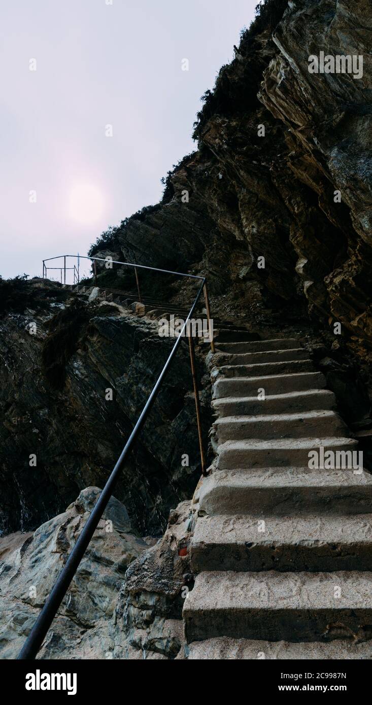 Scale rocciose per qualche luogo. Catturato a Porto Covo, Portogallo Foto Stock