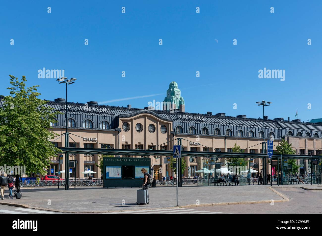 La stazione ferroviaria principale di Helsinki è un punto di snodo per i trasporti pubblici. Fornisce trasporto in treno, tram, autobus o metropolitana. Foto Stock