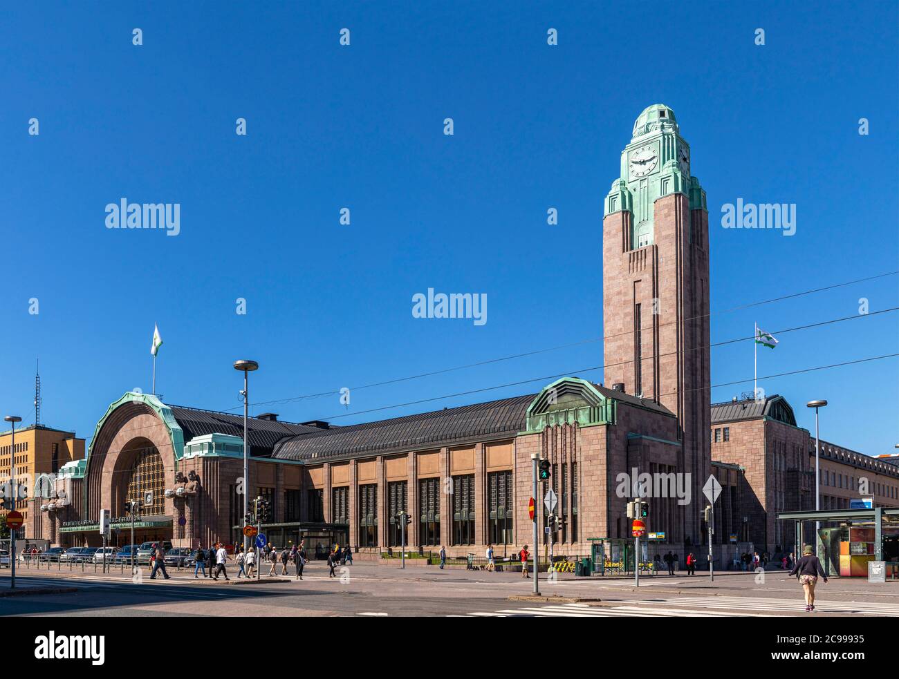 Helsinki, Finlandia - 26 luglio 2020: La stazione ferroviaria principale di Helsinki è un edificio distintivo nel cuore della capitale finlandese. È un hub per i trasporti pubblici Foto Stock