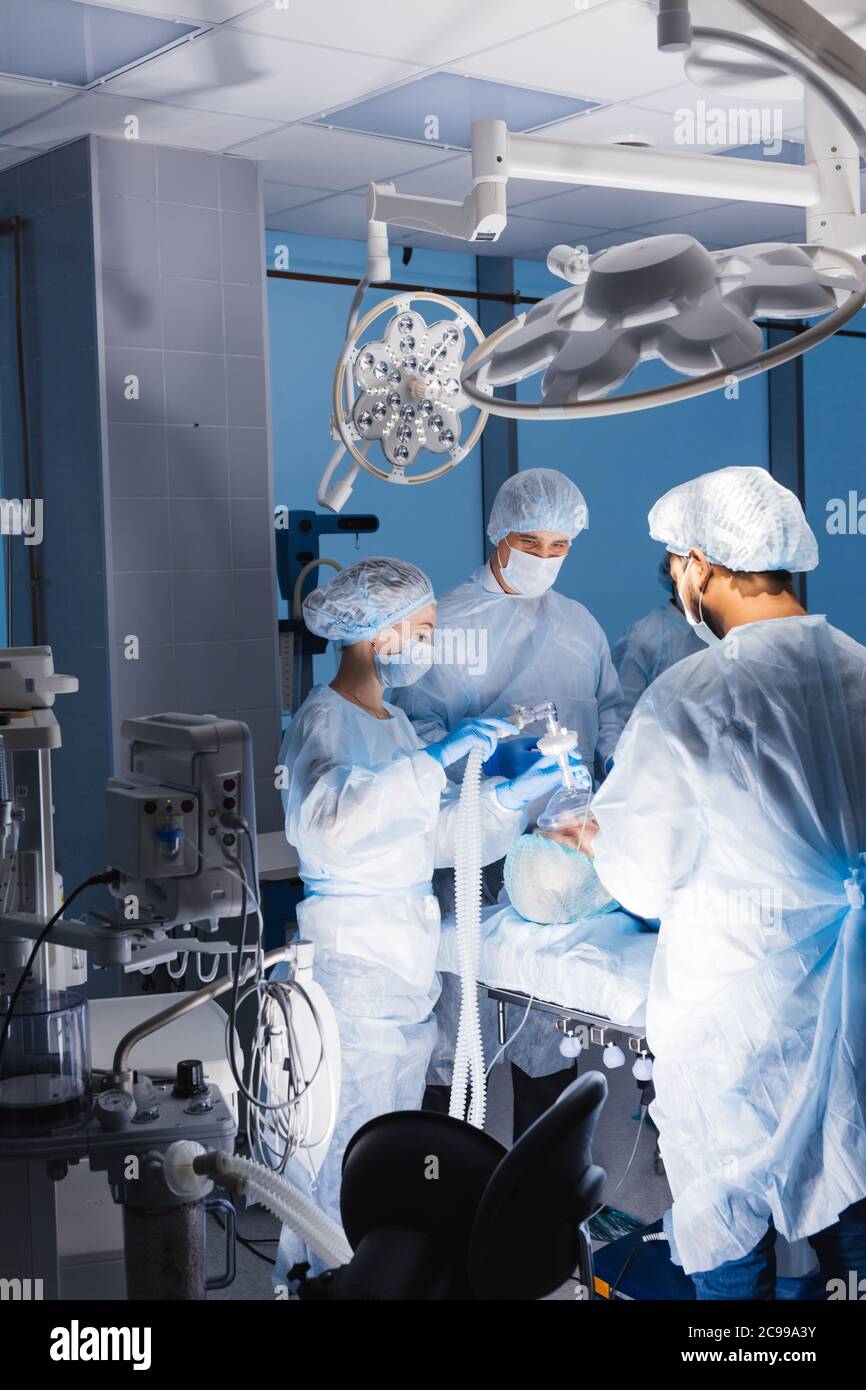 Il team medico di apparecchiature per la preparazione per la chirurgia nella camera operativa. Foto Stock
