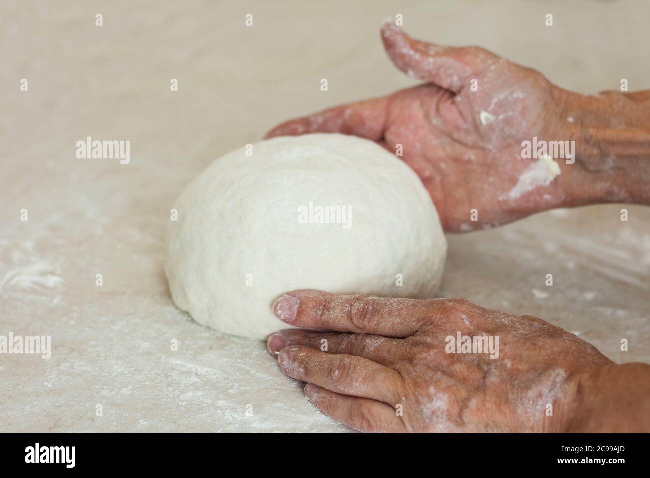 mani da donna impastate per preparare l'impasto per gnocchi. Foto Stock