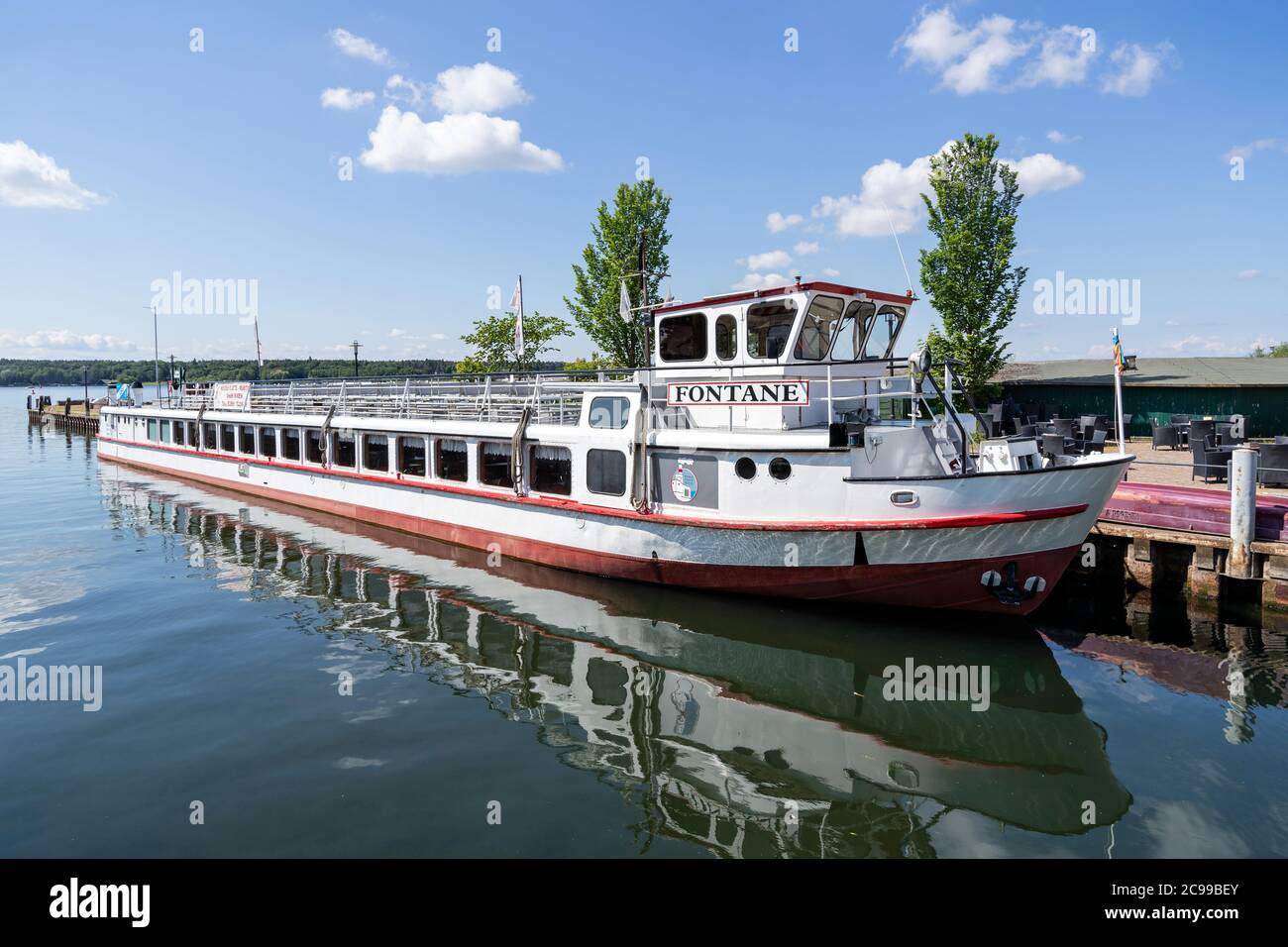 Escursione in barca FONTANE di Weisse Flotte Müritz a Waren (Müritz), Germania Foto Stock
