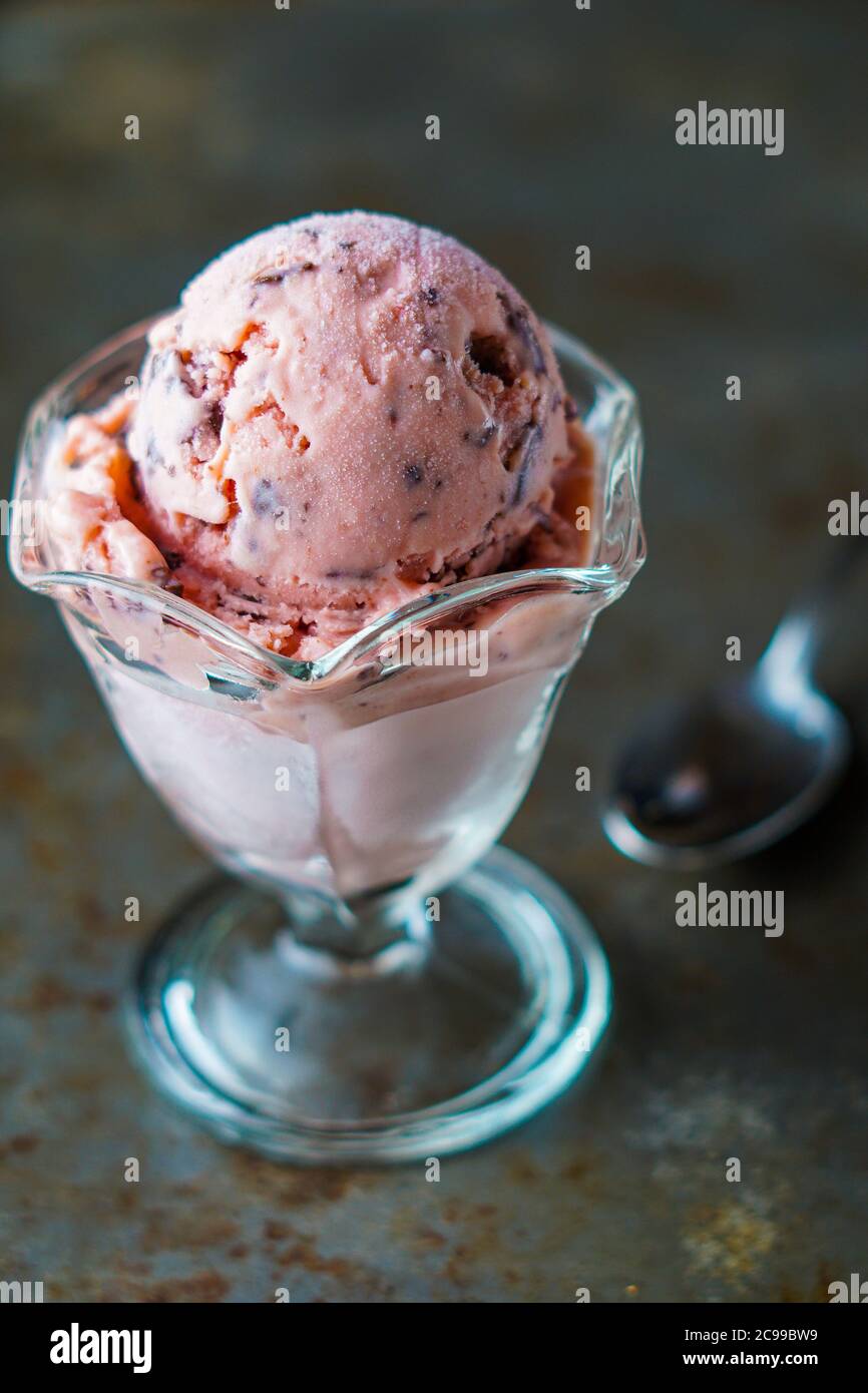Gelato al lampone al cioccolato Foto Stock