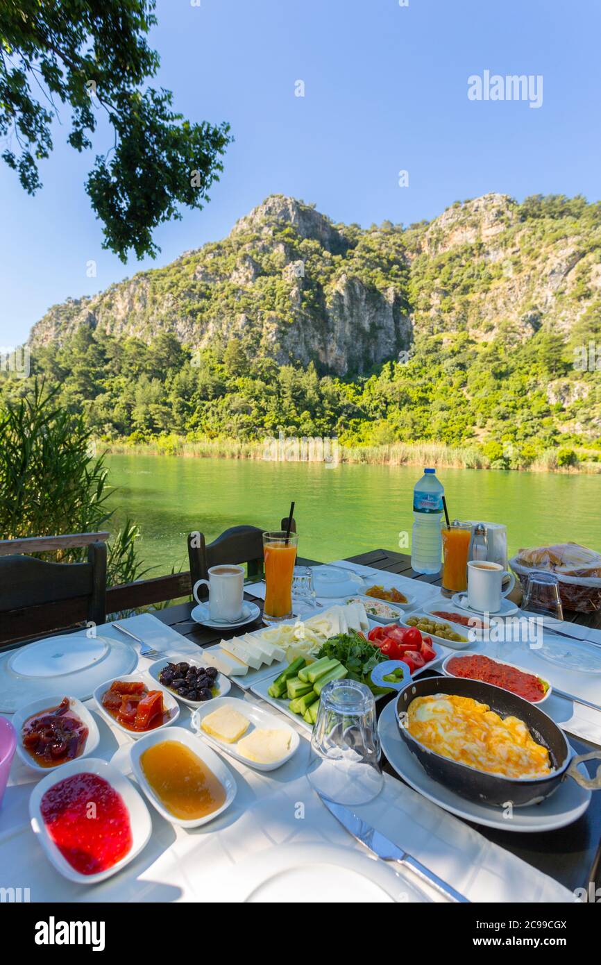 La colazione turca si diffuse accanto al fiume a Dalyan, provincia di Muğla, Turchia Foto Stock