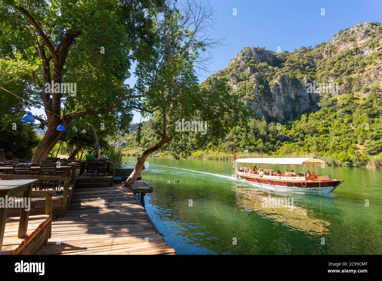 Barche fluviali sul fiume Dalyan, provincia di Muğla, Turchia Foto Stock