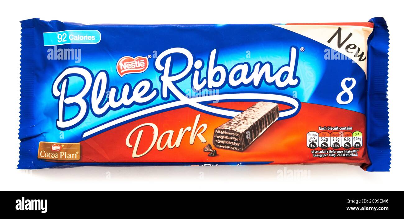 Nestle Blue Riband biscotti al cioccolato fondente su sfondo bianco Foto Stock