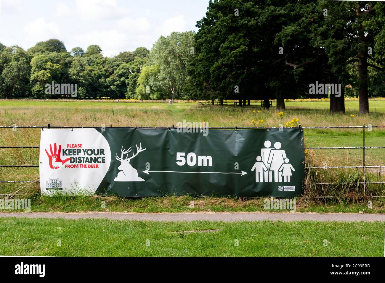 Un banner Parkland, mantenere la vostra distanza dal cervo. 50 metri di distanza tra il pubblico e cervi selvatici. Wollaton Park, Nottingham, Inghilterra, Regno Unito Foto Stock