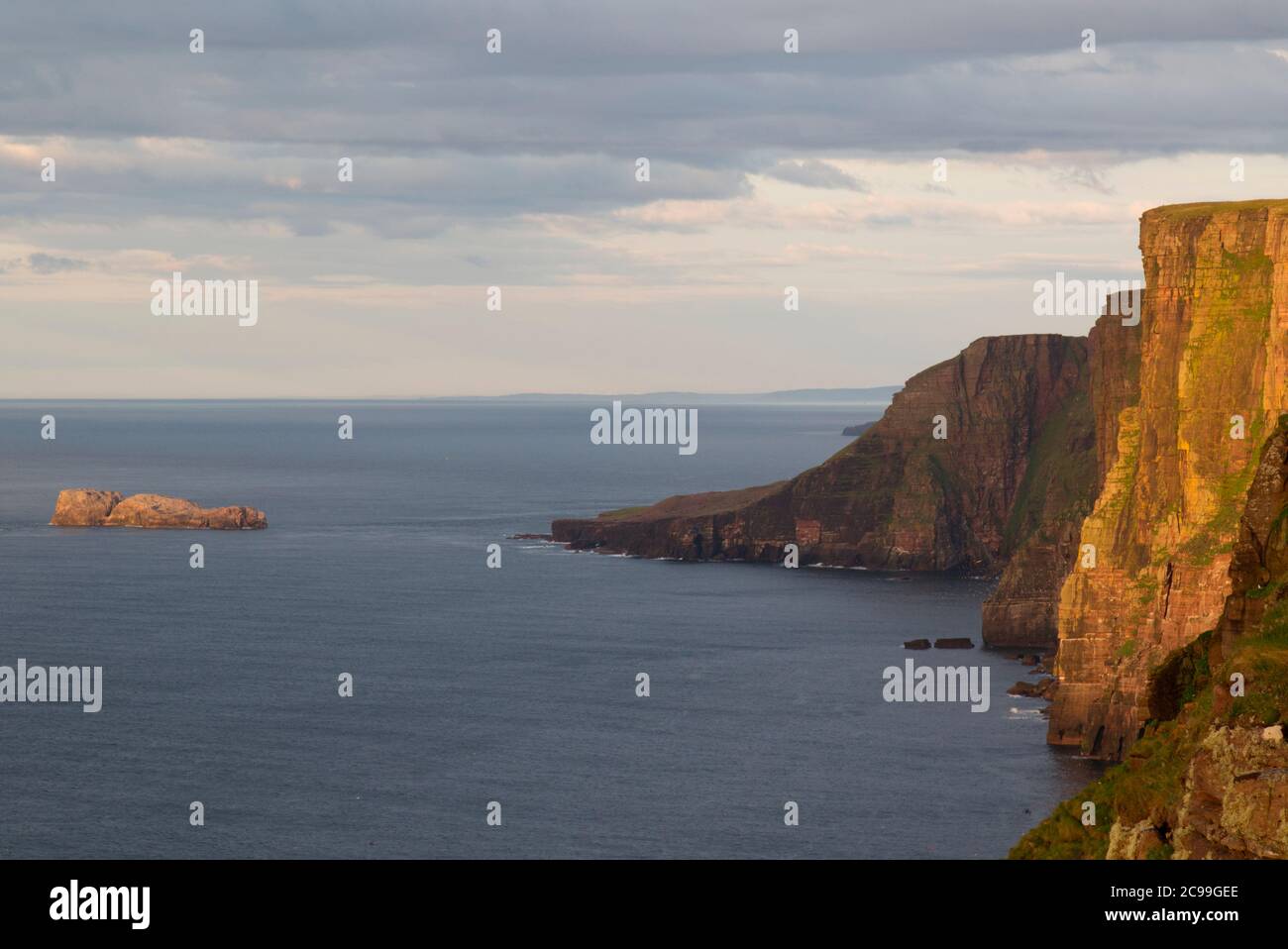 Clo Mor scogliere e isola di Garvie, Sutherland Foto Stock